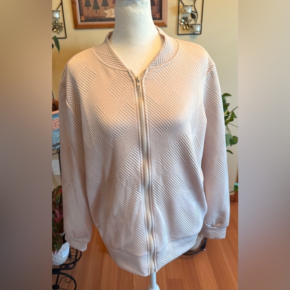 NWOT Women’s Beige Zip- Up Sweater Size Medium Textured Long Sleeves Polyester